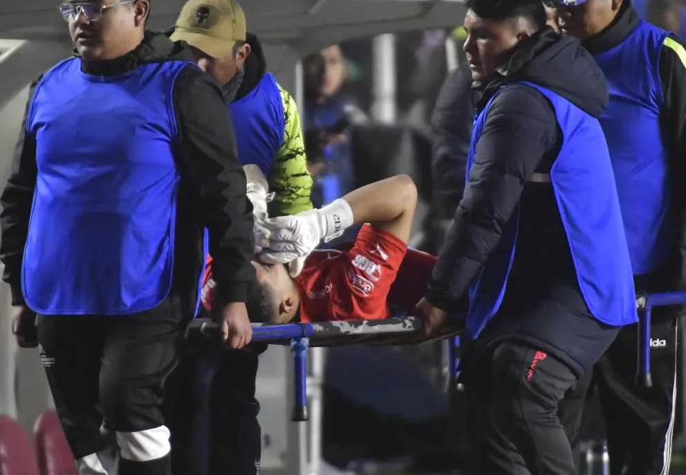 Cordano es sacado en camilla tras su lesión en la final con Blooming. Foto: APG.