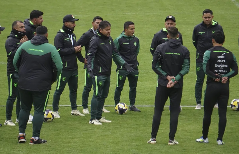 Óscar Villegas conversa con sus dirigidos en la práctica del seleccionado Foto: APG