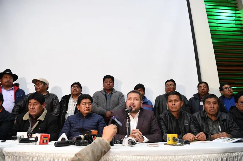 El ministro de Obras Públicas, Edgar Montaño, y el ministro de Hidrocarburos, Alejandro Gallardo, firman un acuerdo con transportistas de La Paz. Foto: Josué Cortéz 