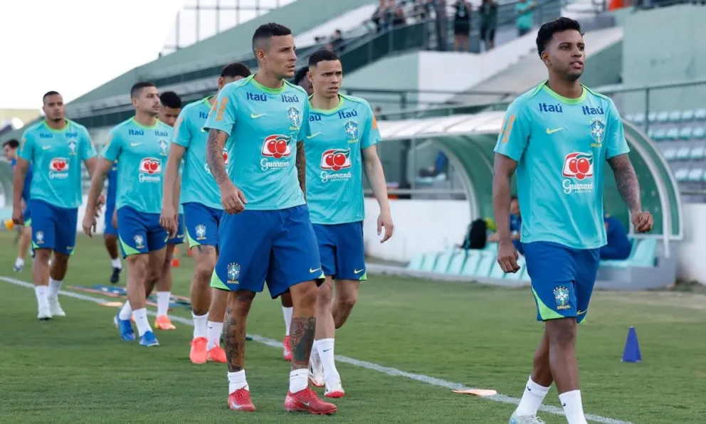 Rodrygo (der.) encabeza una práctica brasileña. Foto: CBF.