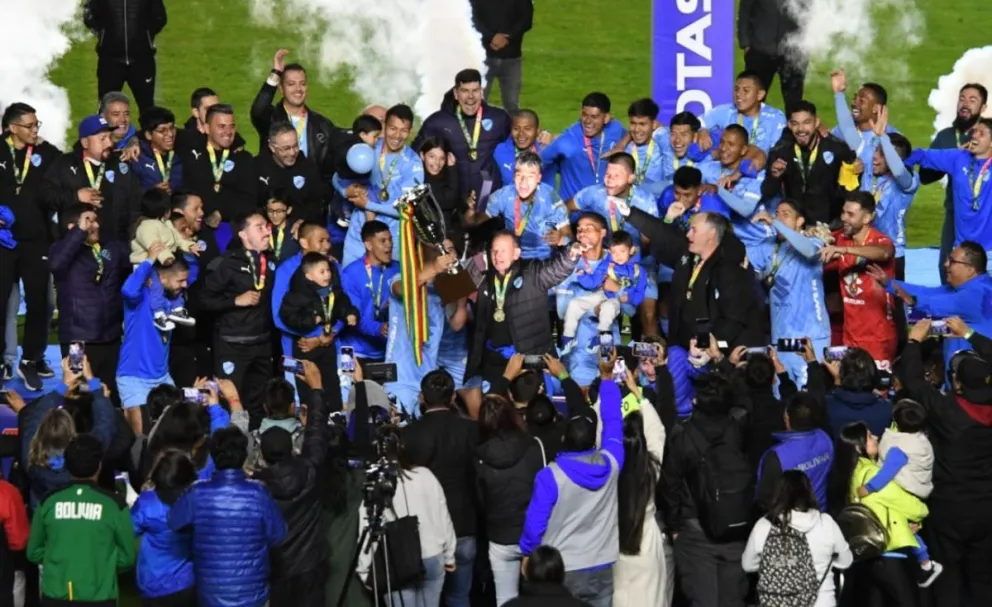 Jugadores, cuerpo técnico y dirigentes de Bolívar festejan hace unos días la conquista del torneo de verano. Foto; Marka Registrada
