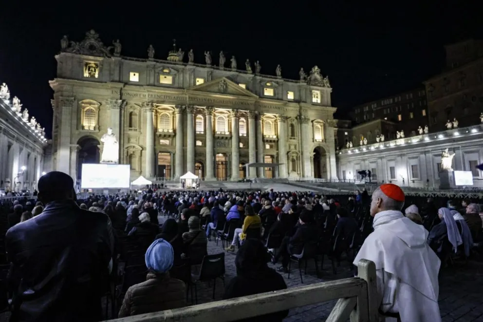 Fieles asisten a una oración del Rosario por la salud del papa Francisco. Foto: EFE