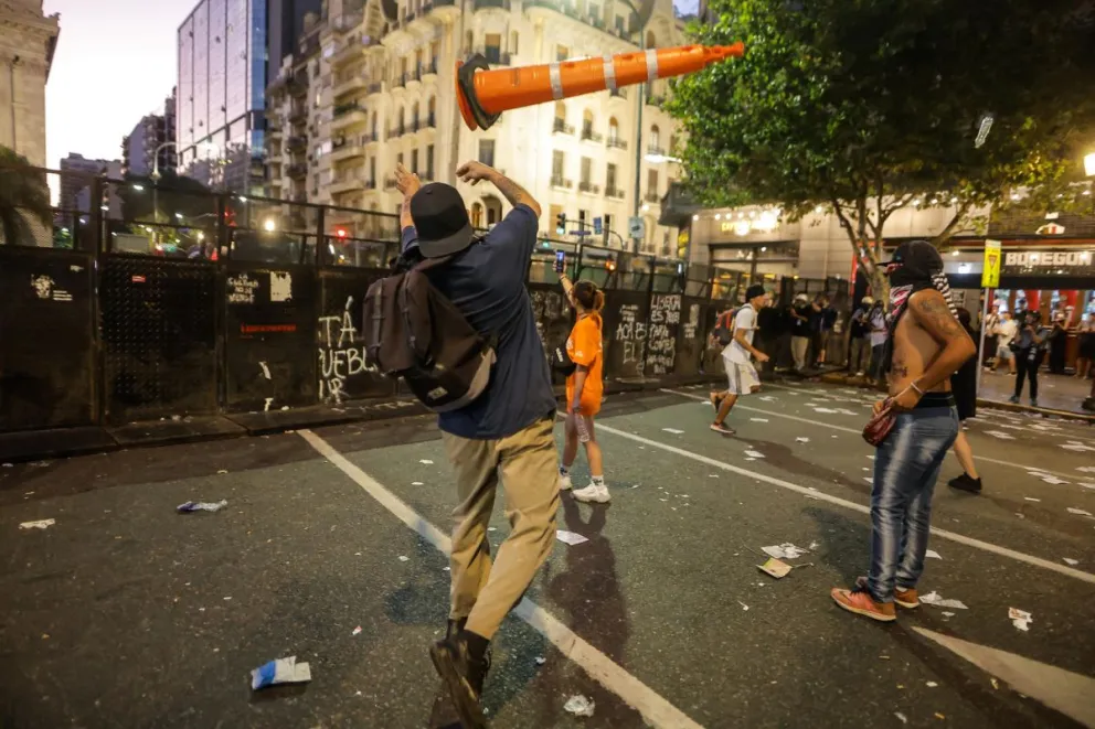 Manifestantes se enfrentan a la Policía durante una manifestación este miércoles, frente al Congreso en Buenos Aires. Foto: EFE