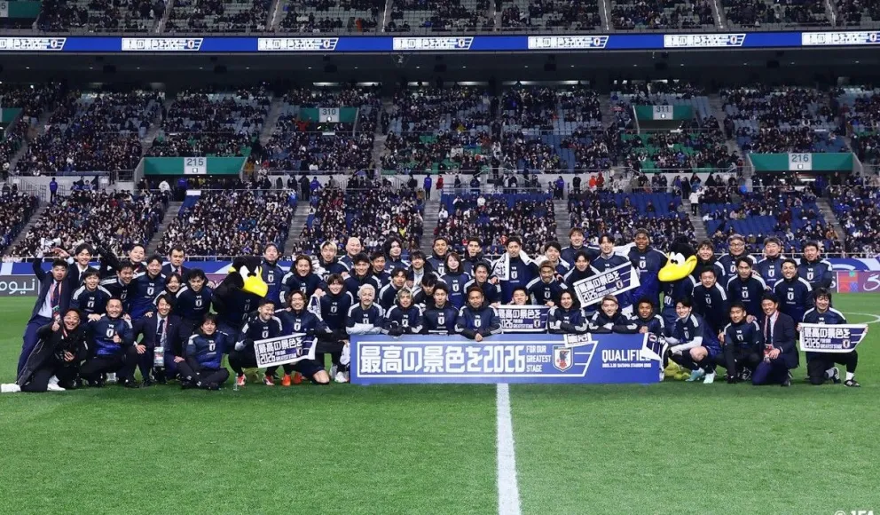 Con un cartel gigante, jugadores, cuerpo técnico y dirigentes de Japón celebran la clasificación al mundial 2026. Foto: Federación Japonesa