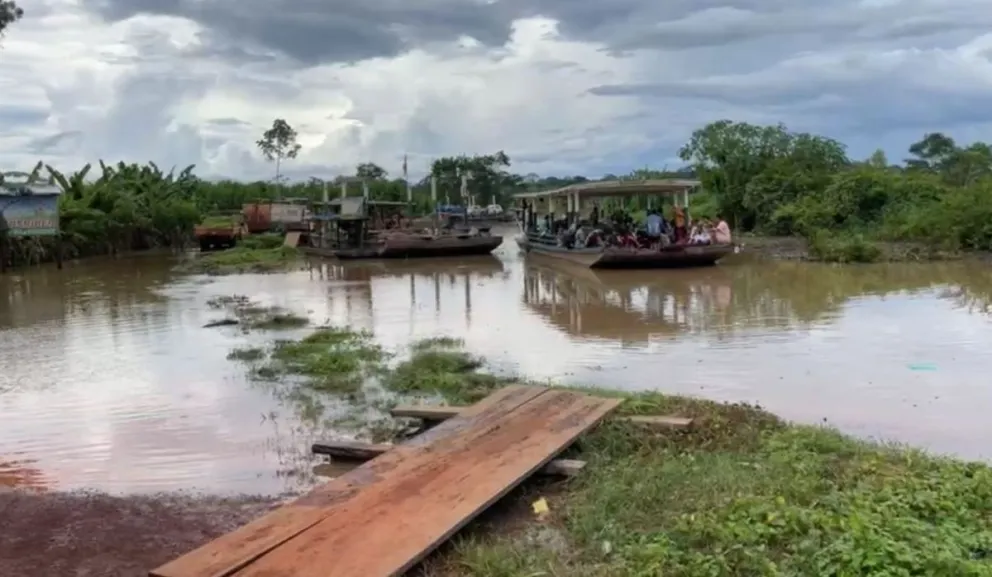 Barcazas transportan gente por la crecida del río en Riberalta. Foto: Captura de video