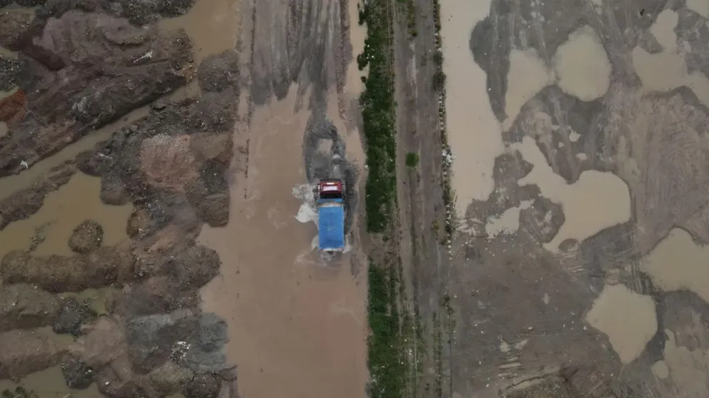 Fotografía de archivo que muestra un vehículo movilizándose por una vía afectada, inundada por las lluvias en Viacha (Bolivia). Foto: EFE