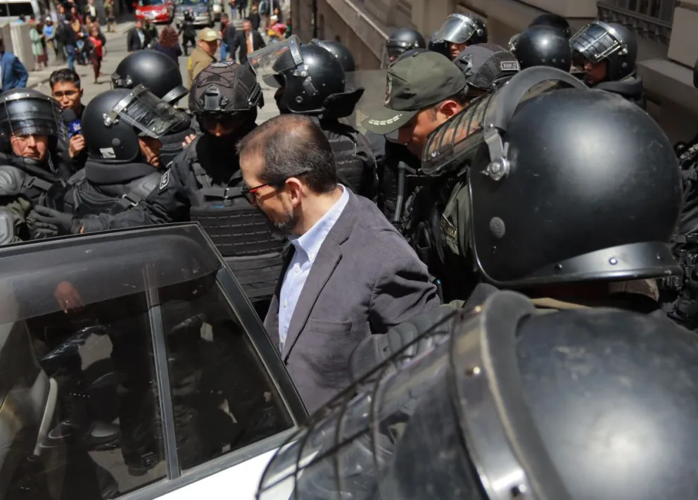 El gobernador de Santa Cruz, Luis Fernando Camacho, al finalizar la audiencia de hoy. Fotos: APG