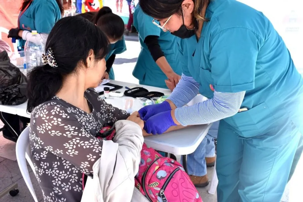 Una mujer es diagnosticada en la feria de salud. FOTO: ABI
