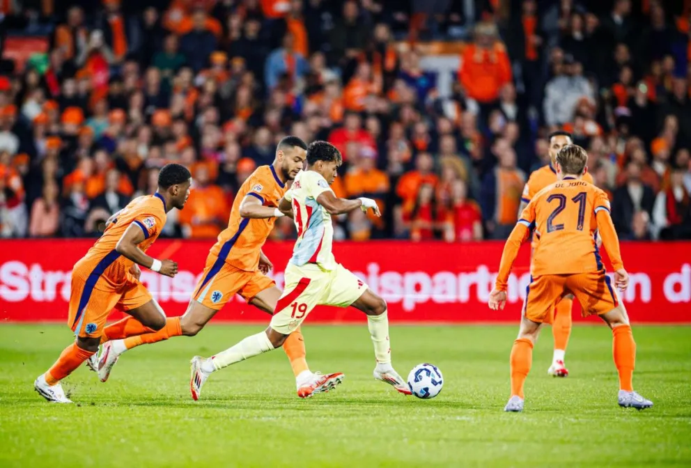 El español Yamal domina la pelota ante la marca de varios rivales. Foto: Selección Española.