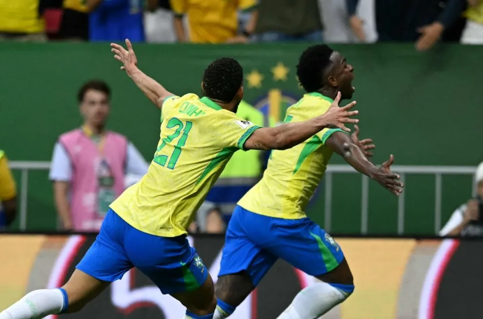 Vinícius (der.) celebra con euforia su agónico gol. Foto: Conmebol.