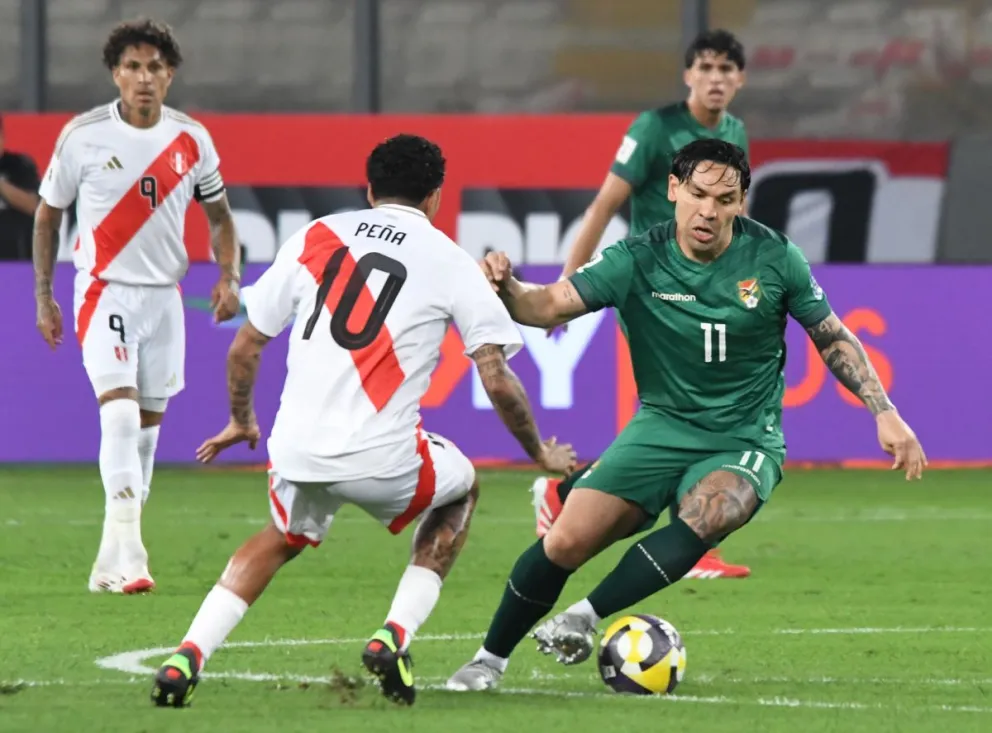 Algarañaz intenta burlar la marca de un jugador peruano. Foto: Agencia Marka Registrada
