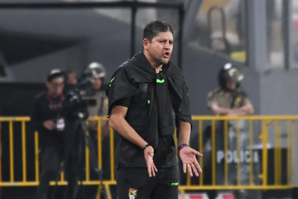 Villegas da instrucciones durante el partido con Perú. Foto: Agencia Marka Registrada.