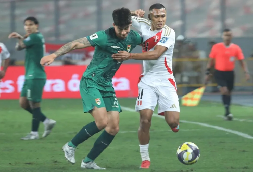 Gabriel Villamil (izq.) disputa un balón con el jugador peruano Bryan Reyna. Foto: APG