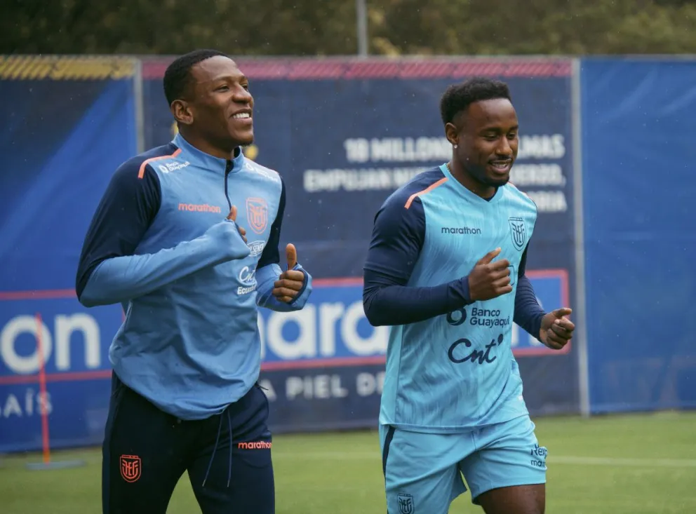 Los ecuatorianos Pervis Estupiñan (izq.) y John Yeboah en un entrenamiento. Foto: La Tri