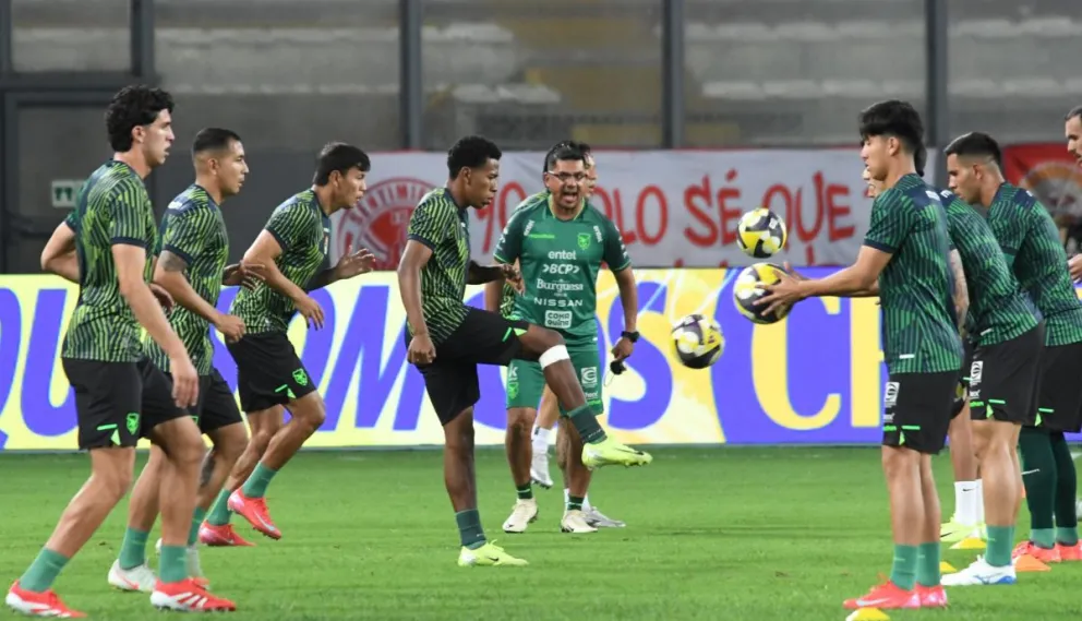 Jugadores de la Selección en el ingreso en calor antes de jugar con Perú. Foto: Marka Registrada.