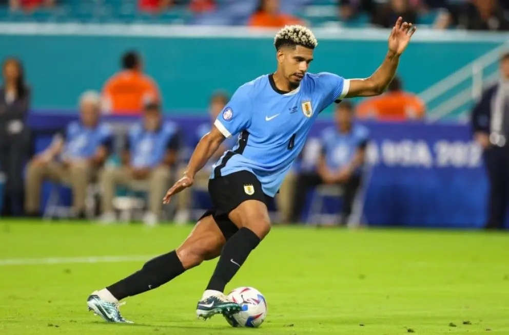 El uruguayo Ronald Araujo sólo jugaría esta noche en Montevideo y no llegaría el martes a El Alto. Foto: Voz de América