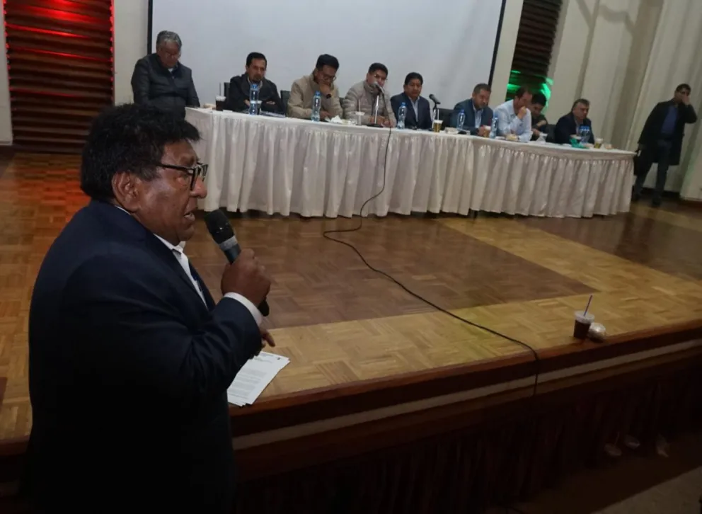 El dirigente Lucio Gómez en la reunión con los ministros este viernes. Foto: APG