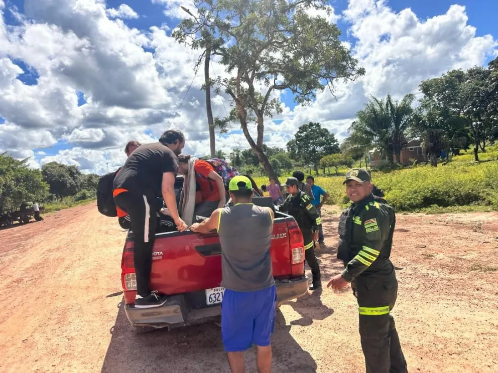 Personas de Kailasa son custodiadas por la Policía, en Exaltación, Beni. Foto: El Deber