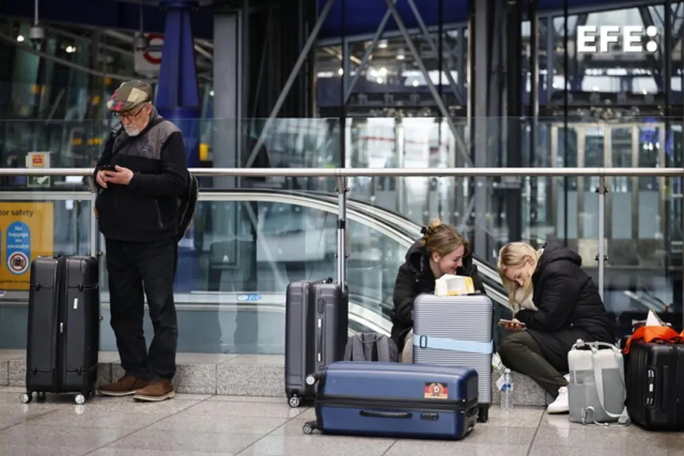 Pasajeros en el aeropuerto londinense de Heathrow, a la espera de que se reanuden los vuelos. Foto: EFE
