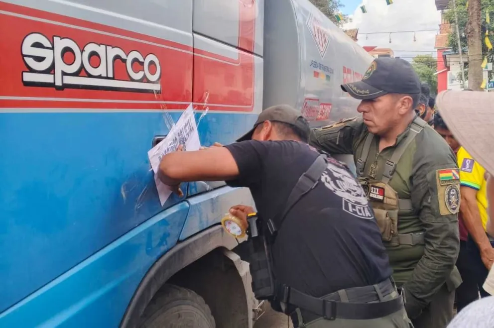 Policía precinta un camión cisterna en Caranavi.  Foto: FGE