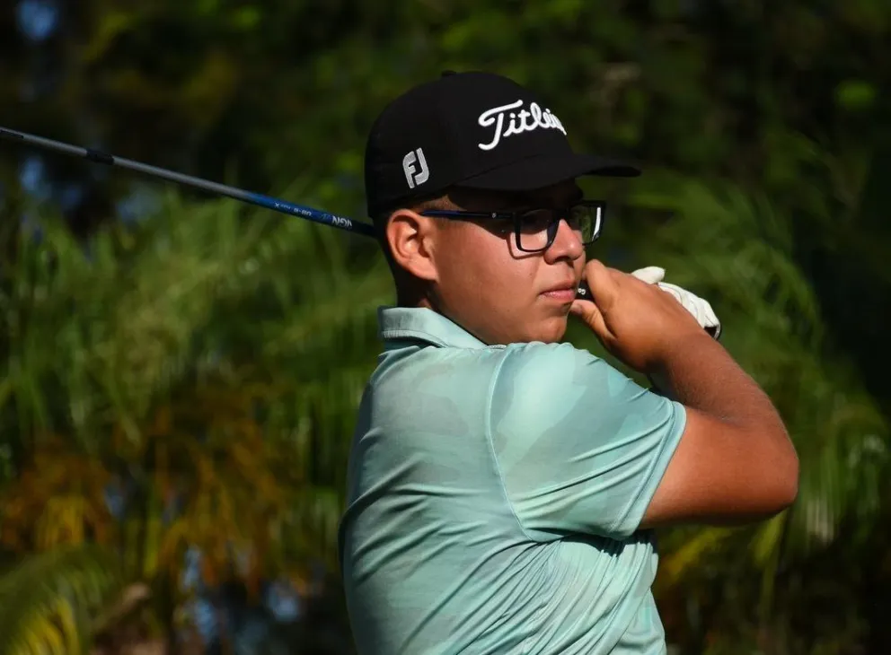 Quiroga luego de realizar su lanzamiento. Foto: Federación Boliviana de Golf.