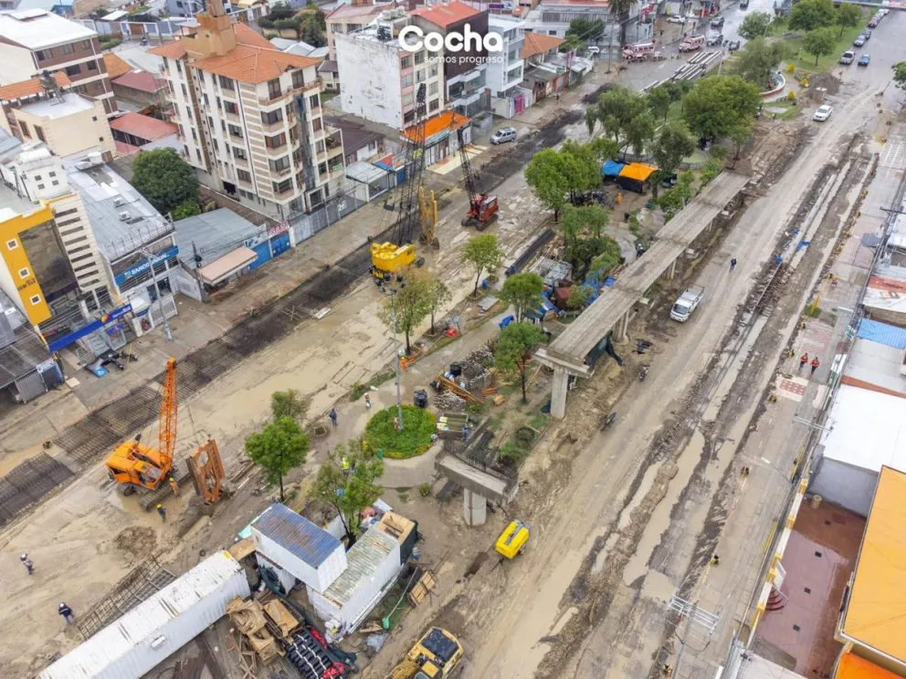 Obras del distribuidor de la Av. Blanco Galindo y Av. Perú en la ciudad de Cochabamba, proyecto impulsado por la Alcaldía de esa ciudad. Foto. Alcaldía de Cochabamba.
