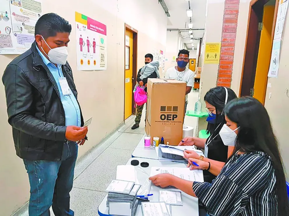 Un connacional a punto de emitir su voto en 2020, en un recinto electoral en el estado de Sao Paulo, Brasil. Foto: TSE