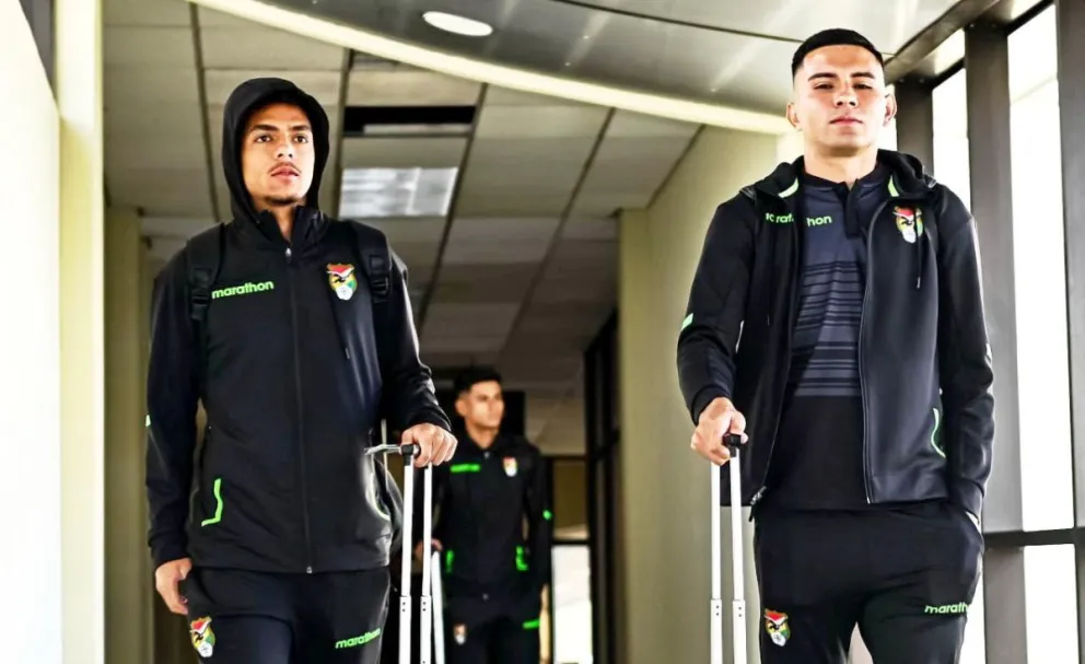 Los jugadores de la Verde antes de abordar la nave que los traslada a La Paz. Foto. FBF