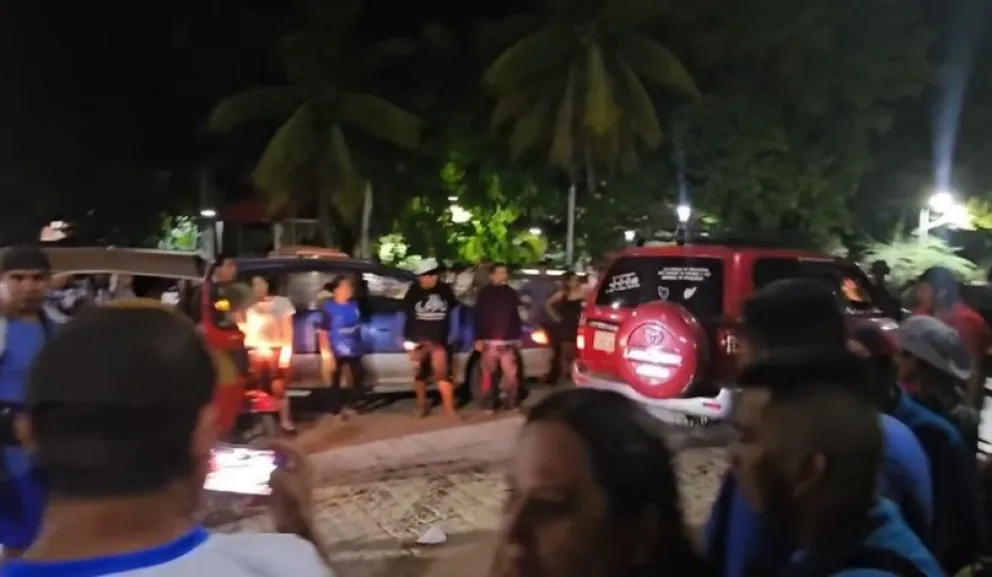 Policías dejaron el lugar en un vehículo rojo. Foto: Mapiri Turístico