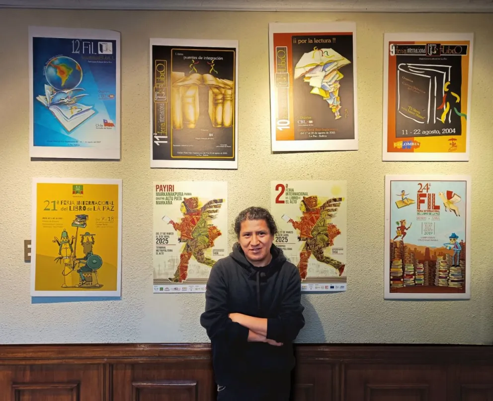 Oscar Zalles junto a su afiche.      Foto: Cámara Departamental del Libro