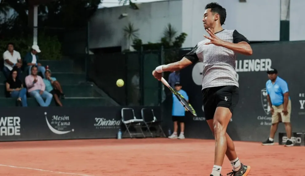 Dellien golpea la pelota en su partido ante Olivo. Foto: Yucatán Open.