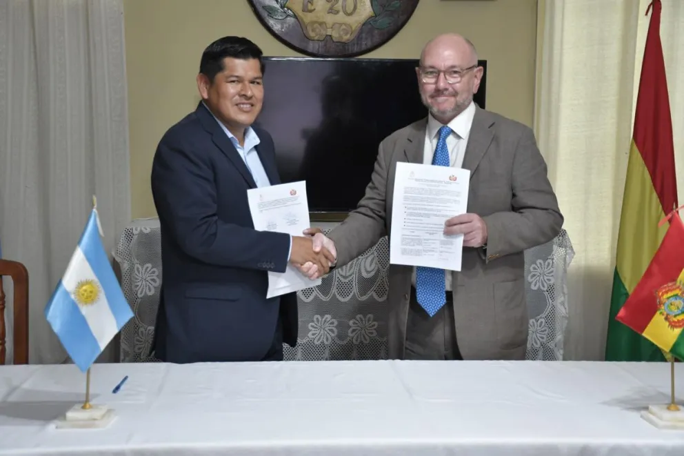 El viceministro de Defensa Social, Jaime Mamani con el director Nacional de Cooperación Internacional de Argentina, Alberto Föhrig. Foto: Viceministerio de Defensa Social