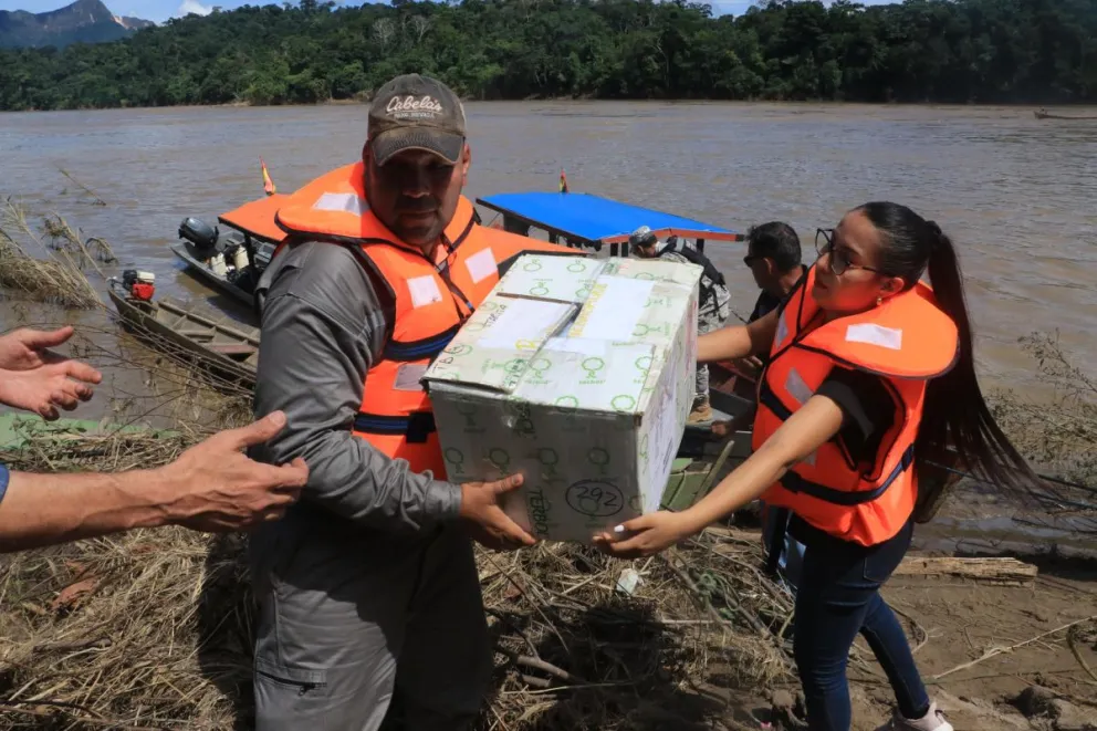 Autoridades utilizan lanchas para cruzar el río Beni y llevar ayuda humanitaria a las comunidades aisladas por las inundaciones este jueves, en la región amazónica de Beni (Bolivia). Foto: EFE