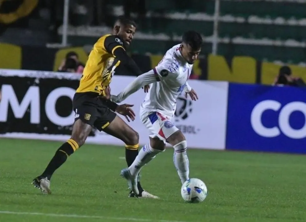 El uruguayo Luciano Rodríguez (der.), jugador del Bahía, se saca la marca de Luiz Castro del Tigre en el partido del 18 de febrero. Foto: APG