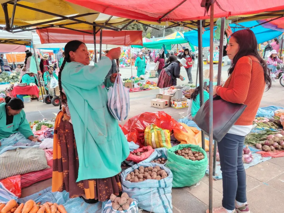 Papa, zanahoria y cebolla fueron los productos más buscados.  Foto: Leny Chuquimia / Visión 360