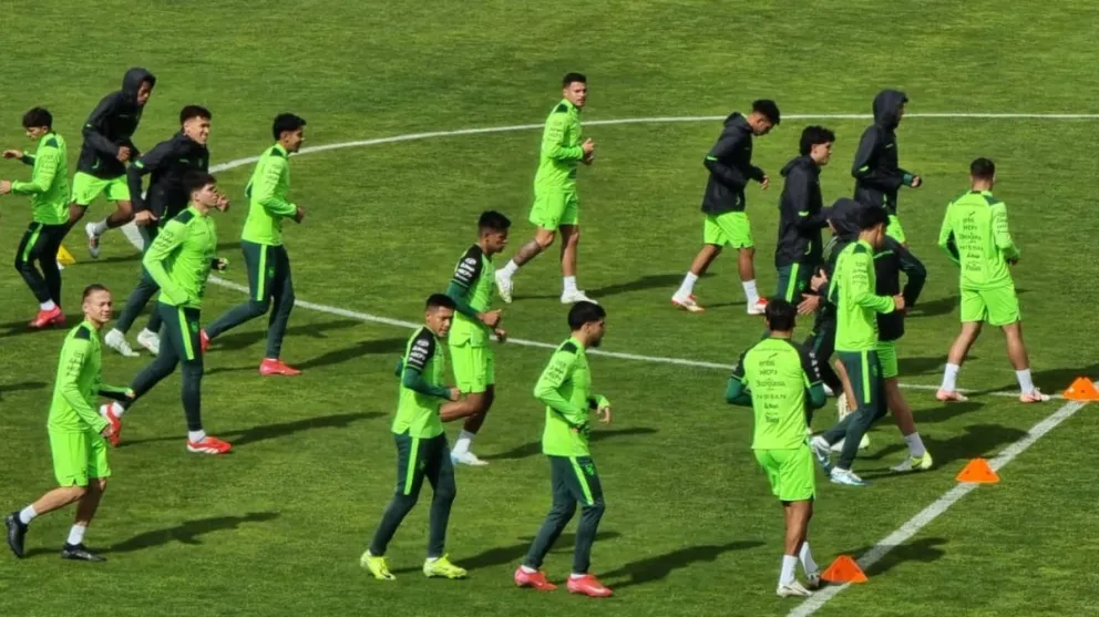 Bajo un fuerte sol trabajan los futbolistas luego del granizo.  Foto: Marcelo Avendaño.