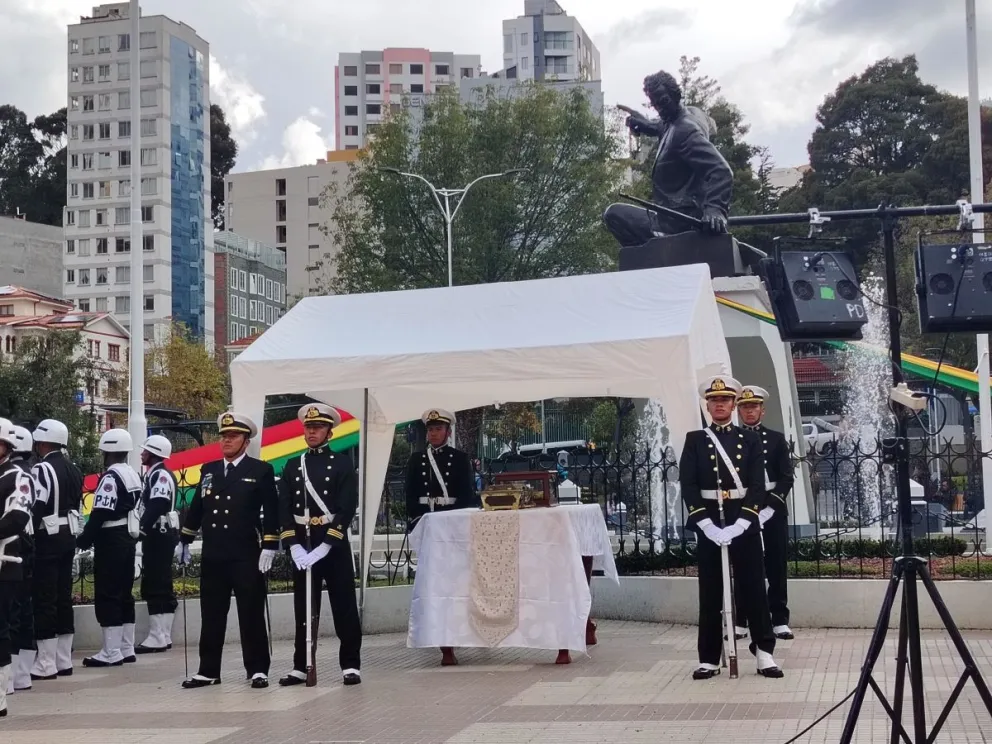 Los restos reposan a los pies del monumento a Abaroa.   Foto: Leny Chuquimia