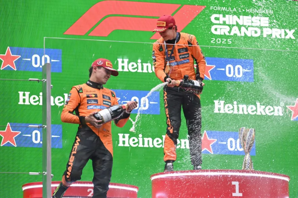 Los pilotos de McLaren Oscar Piastri (arriba) y Lando Norris festejan en el podio su triunfo en China. Foto: Fórmula 1