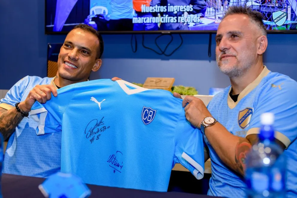 Ferreira (izq.) y Chiorazzo, en la firma de autógrafos que hubo el viernes. Foto: Club Bolívar.