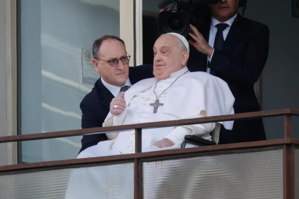 El papa Francisco saludando a la multitud que le esperaba en las puertas del hospital donde ha estado ingresado 38 días. Foto: EFE