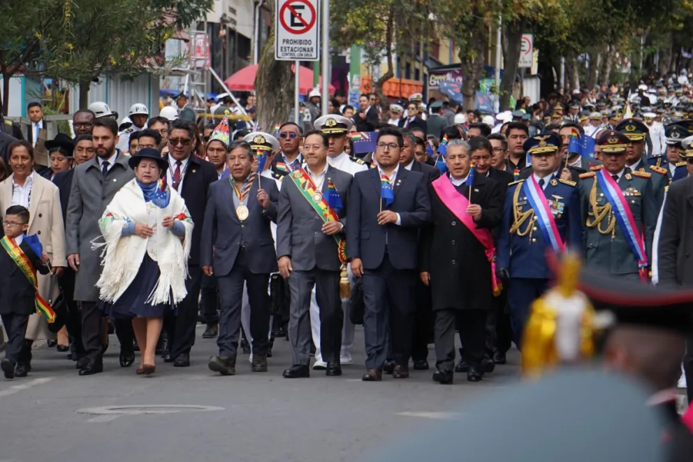 Arce y Choquehuanca, junto a ministros de Estado, durante el desfile de este domingo. Foto: APG 