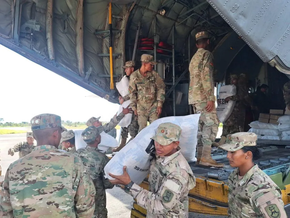 Efectivos de las FFAA realizan la distribución de ayuda humanitaria.  Foto: Ministerio de Defensa