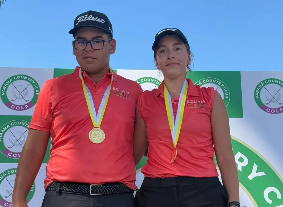 Quiroga (izq.) y Blanco con sus medallas del Sudamericano. Foto: Federación Boliviana de Golf.
