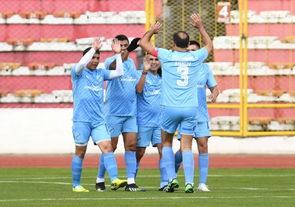 Los jugadores del plantel de 2004 celebran uno de sus goles. Foto: Agencia Marka Registrada.