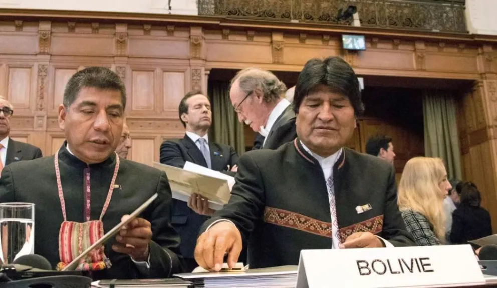 Huanacuni con Evo Morales en la Corte Internacional de Justicia de La Haya. Foto: El Comercio / EFE