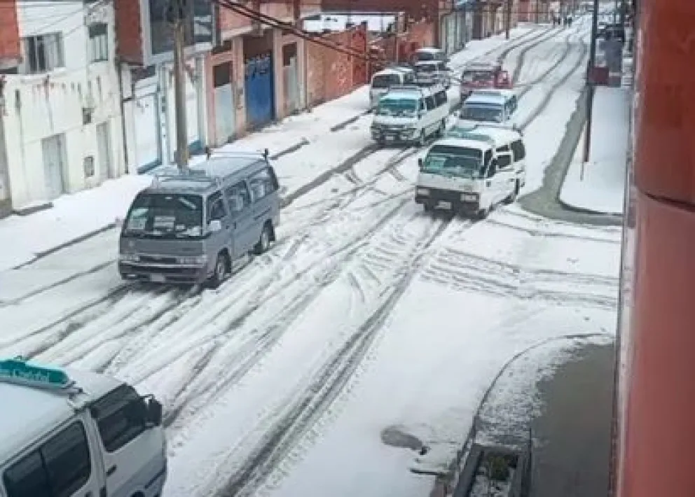 El transporte público fue perjudicado por la caída de granizada, este domingo. Foto: Captura de video 