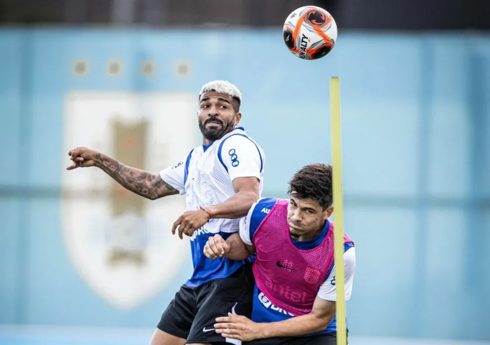 Rodrigo Aguirre (izq.) disputa un balón aéreo con uno de sus compañeros en el entrenamiento del domingo. Foto: AUF