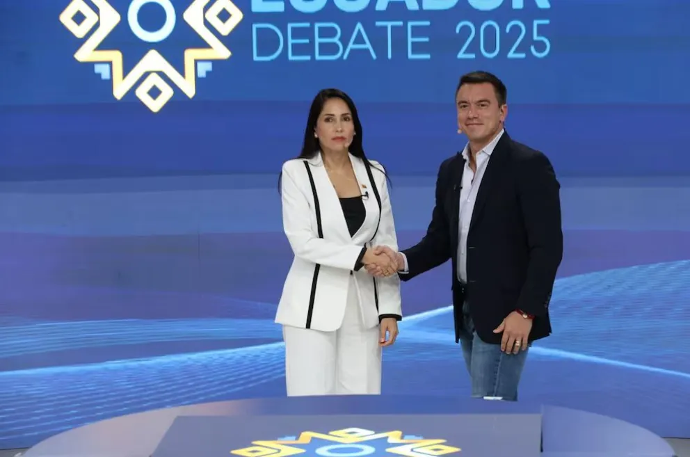 El presidente de Ecuador y aspirante a la reelección, Daniel Noboa, durante el único debate entre candidatos antes de la segunda vuelta de las presidenciales en el país andino este domingo, en Quito. Foto: EFE / Consejo Nacional Electoral