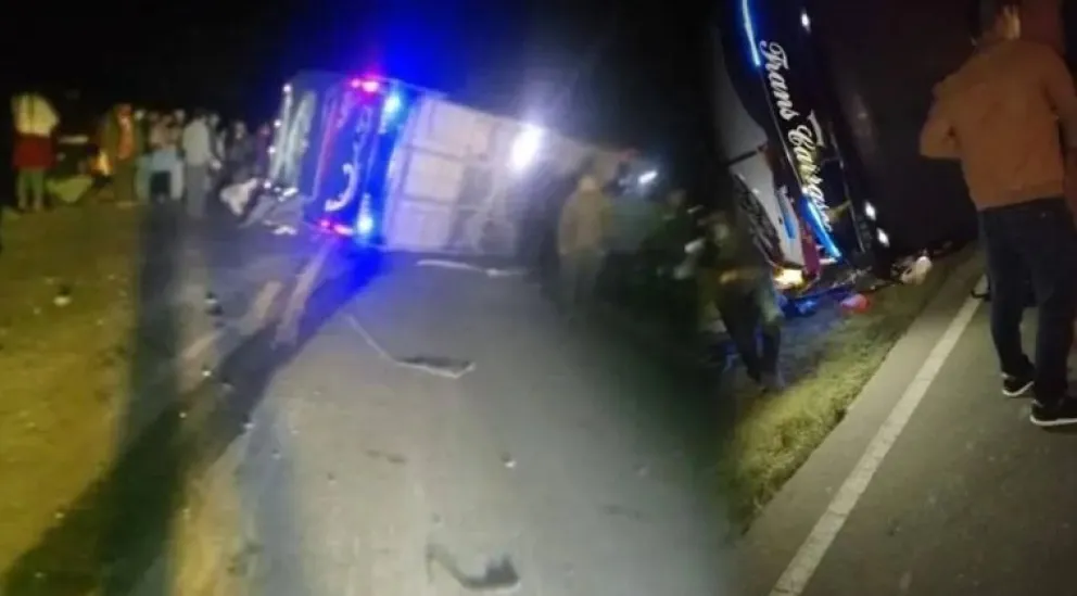 El bus volcado en la vía en el accidente que ocurrió la noche del domingo. Foto: RRSS