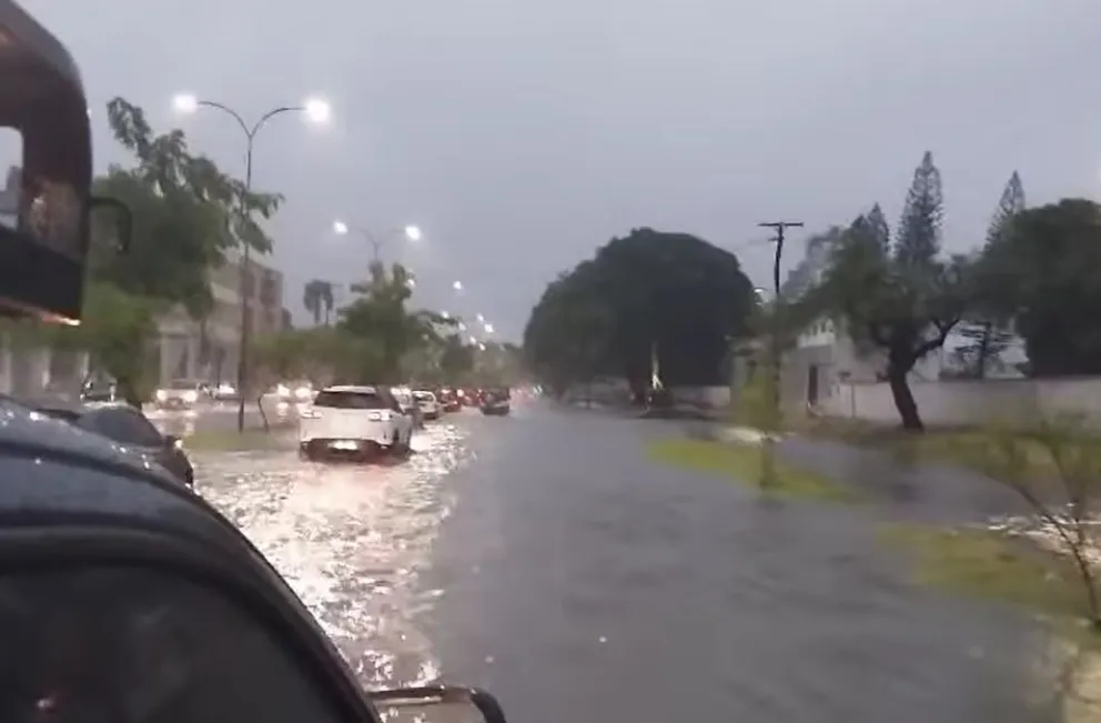 Movilidades transitan en medio de la inundación, este lunes. Foto: Captura 